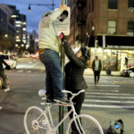 Ueberall in New York tauchen weisse Fahrradstaender auf um an