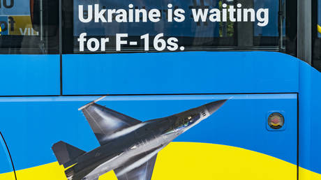 Ukraine ist wegen F 16 Pilotenausbildung von den USA frustriert — World