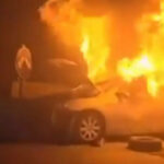Video zeigt wie das Auto eines israelischen Fahrers in Brand
