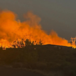 Waldbrand in Arizona Feuerwehrleute kaempfen darum Feuer unter Kontrolle zu