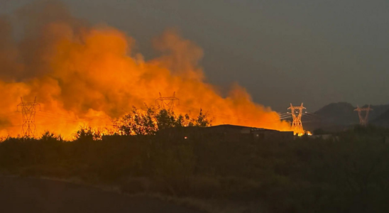 Waldbrand in Arizona Feuerwehrleute kaempfen darum Feuer unter Kontrolle zu