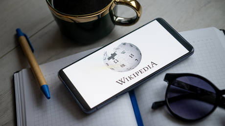 Wikipedias politische Voreingenommenheit greift auf KI ueber – Studie —