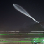 „Kaulquappenfoermiges Objekt SpaceX Rakete ueberrascht Musikfestivalbesucher mit ungewoehnlichem Anblick