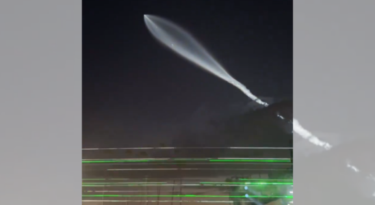 „Kaulquappenfoermiges Objekt SpaceX Rakete ueberrascht Musikfestivalbesucher mit ungewoehnlichem Anblick