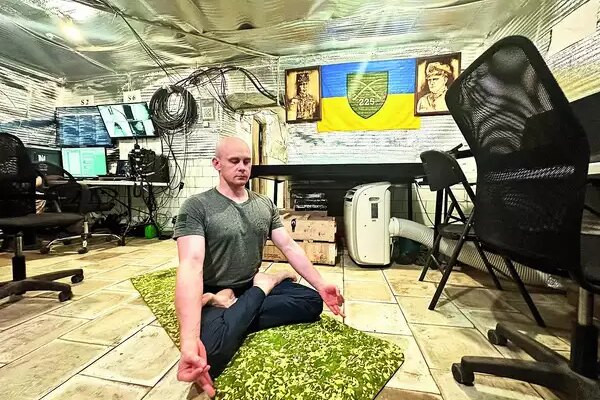 „Ukrainische Soldaten machen an der Front Yoga und beschleunigen so