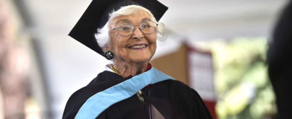 105 jaehrige Frau schliesst nach 83 jaehriger Pause ihr Studium an der