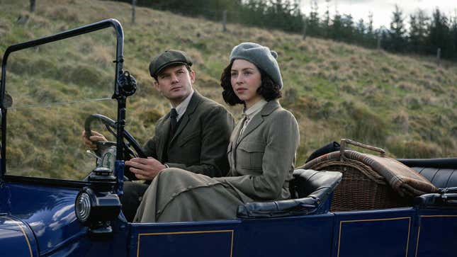 Hermine Corfield und Jeremy Irvine in Outlander: Blood Of My Blood