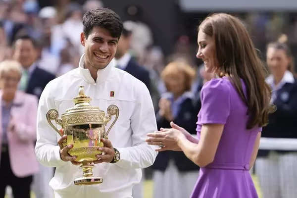 Carlos Alcaraz aus Spanien reagiert, nachdem er seine Trophäe von Kate, Prinzessin von Wales, erhalten hat