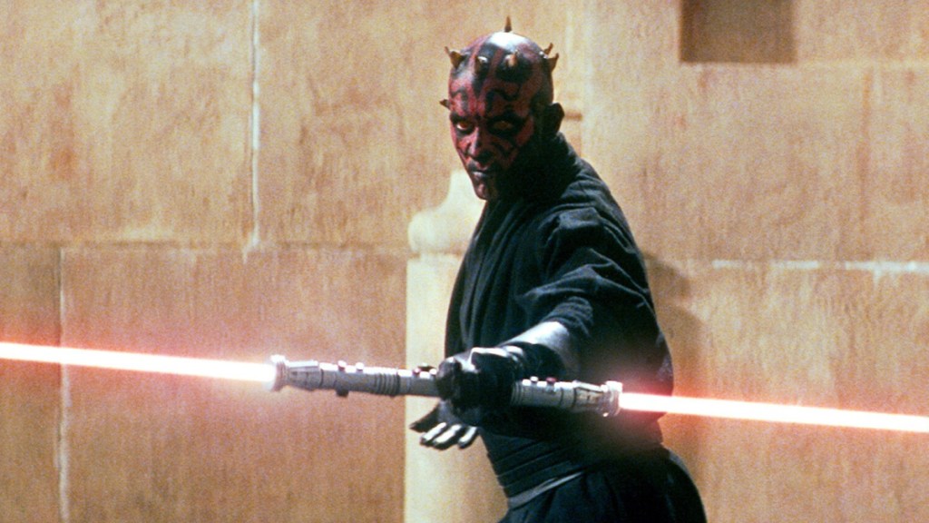 Darth Maul zündet sein Doppelklingen-Lichtschwert in Star Wars: Die dunkle Bedrohung