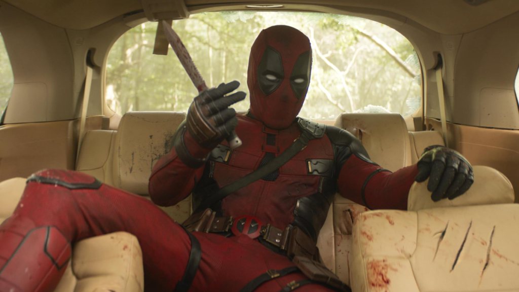 Deadpool kämpft in Deadpool & Wolverine in einem Auto gegen Wolverine