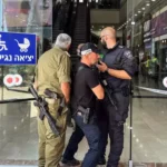 2 Maenner bei Terroranschlag in israelischem Einkaufszentrum erstochen.webp