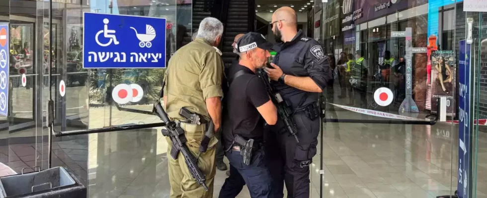 2 Maenner bei Terroranschlag in israelischem Einkaufszentrum erstochen.webp