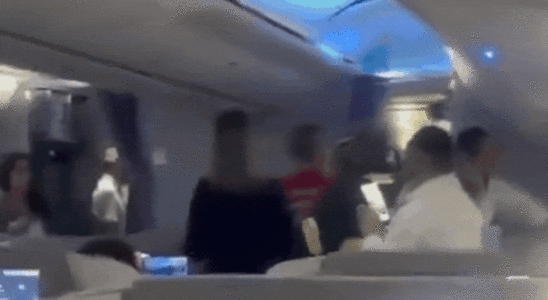 Air Europa Flug muss nach schweren Turbulenzen notlanden ueber 20 Passagiere
