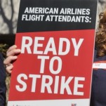 American Airlines fordert seine Flugbegleiter zu existenzsichernden Loehnen heraus