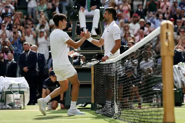 Ansehen Kate Middleton erhaelt stehende Ovationen beim Wimbledon Finale