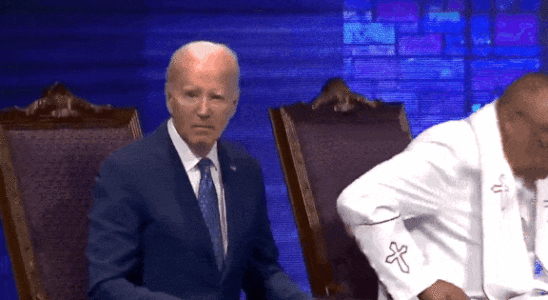 Ansehen Pastor fordert Gemeinde auf waehrend des Gottesdienstes aufzustehen Biden