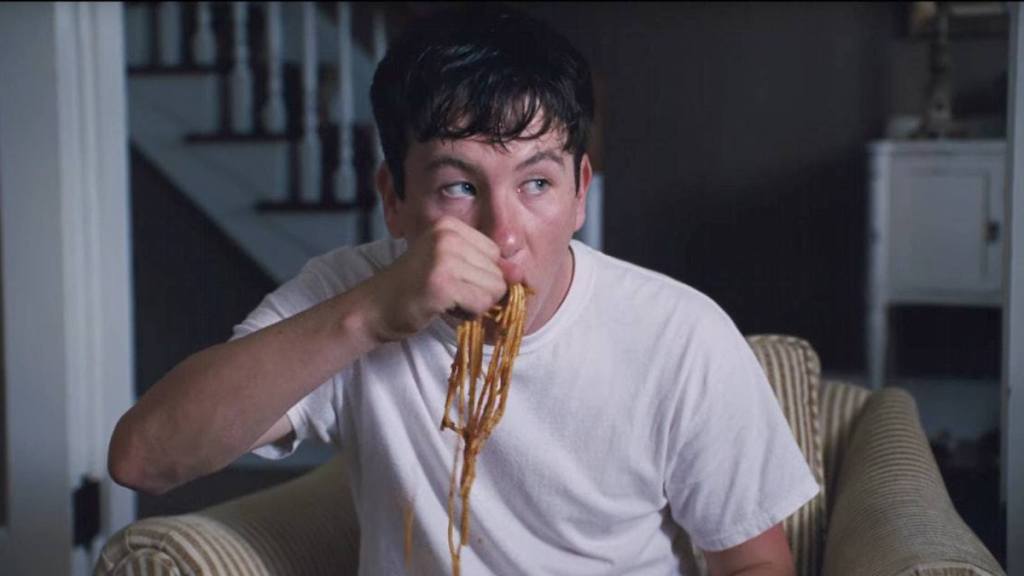 Barry Keoghan isst Pasta in The Killing of a Sacred Deer