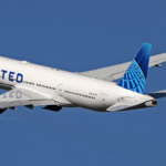 Boeing Maschine von United Airlines verliert nach dem Start in Los