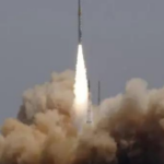 Chinesische Rakete startet waehrend Test versehentlich und stuerzt ab