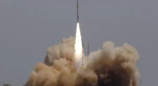 Chinesische Rakete startet waehrend Test versehentlich und stuerzt ab