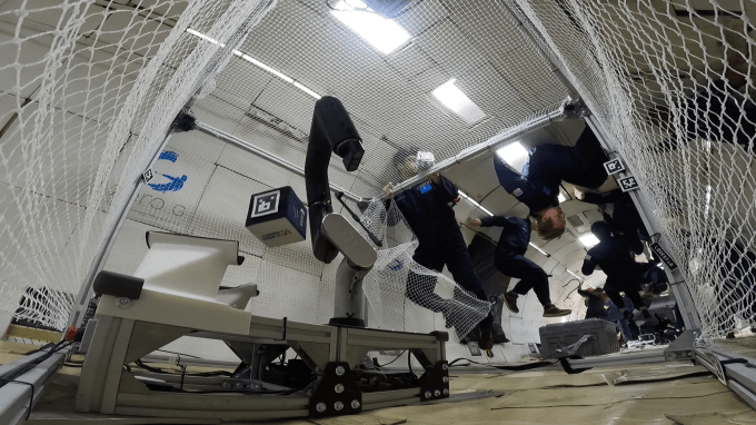 Der Roboterarm von Lodestar wird als orbitaler „Ersthelfer fuer Satelliten