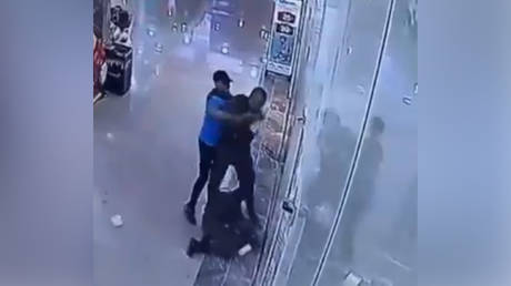 Israelischer Soldat bei Messerangriff in Einkaufszentrum getoetet GRAFISCHES VIDEO —