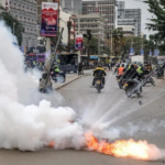 Kenianische Polizei setzt Traenengas ein waehrend regierungsfeindliche Demonstranten Reifen verbrennen