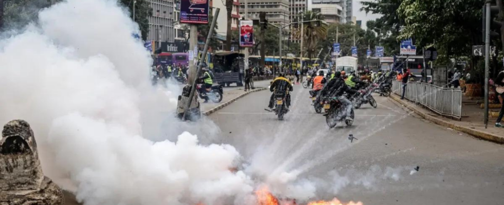 Kenianische Polizei setzt Traenengas ein waehrend regierungsfeindliche Demonstranten Reifen verbrennen