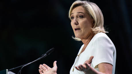 Le Pen verspricht Truppenentsendung in die Ukraine zu verhindern —