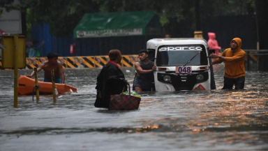 Monsun Taifun Gaemi ueberschwemmt Manila knietief 16 Fluege gestrichen