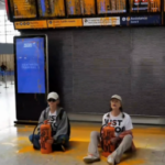 Oeko Aktivisten verwuesten den Flughafen Heathrow VIDEO — World
