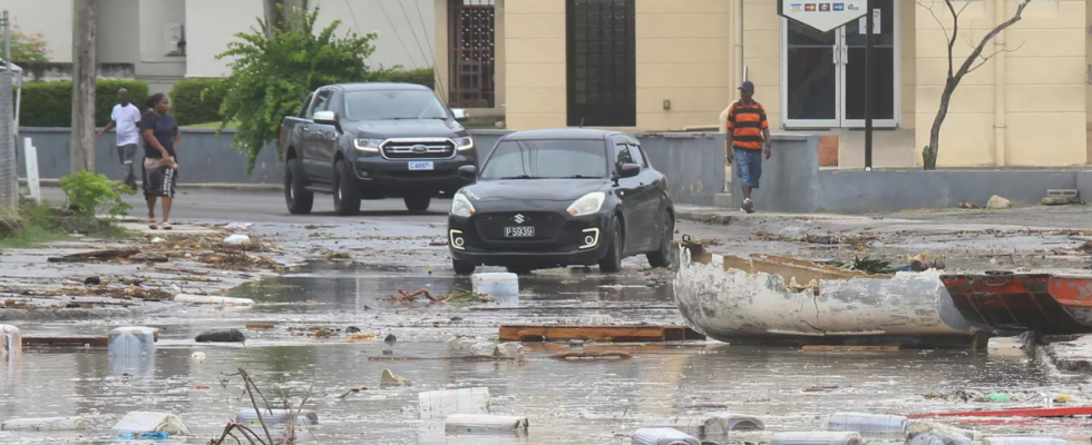 Rekordverdaechtiger Sturm der Kategorie 4 Hurrikan Beryl richtet auf karibischen