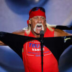 SEHEN SIE WIE Hulk Hogan dem „Helden Trump das Hemd