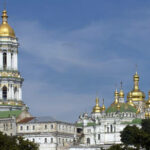 Saenger einer ukrainischen Rockband ruft zu Gewalt gegen christliche Priester