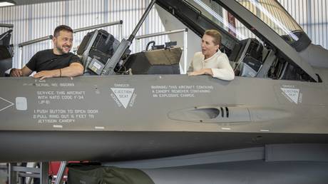 Selenskyj behauptet der Westen sei mit seinen F 16 Kampfflugzeugen zu langsam