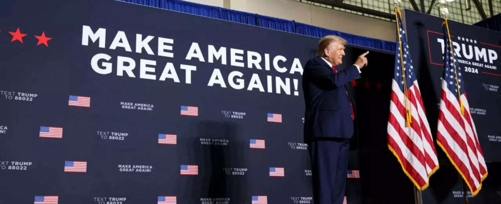 Trump Wer die amerikanische Flagge entweiht sollte mit einem Jahr