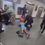 Virales Video vom Flughafen Manchester Brutal Video Polizist tritt Mann