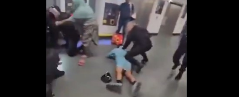 Virales Video vom Flughafen Manchester Brutal Video Polizist tritt Mann