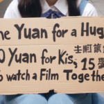 „Ein Yuan fuer eine Umarmung 10 Yuan fuer einen Kuss
