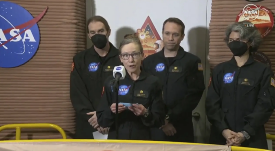 „Schoen Hallo zu sagen NASA Crew taucht nach einjaehriger Mars Simulation auf