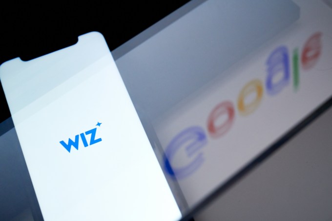 Das Wiz-Logo auf einem Smartphone angeordnet in