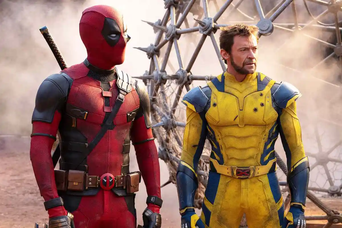 Deadpool und Wolverine stehen nebeneinander in Deadpool & Wolverine