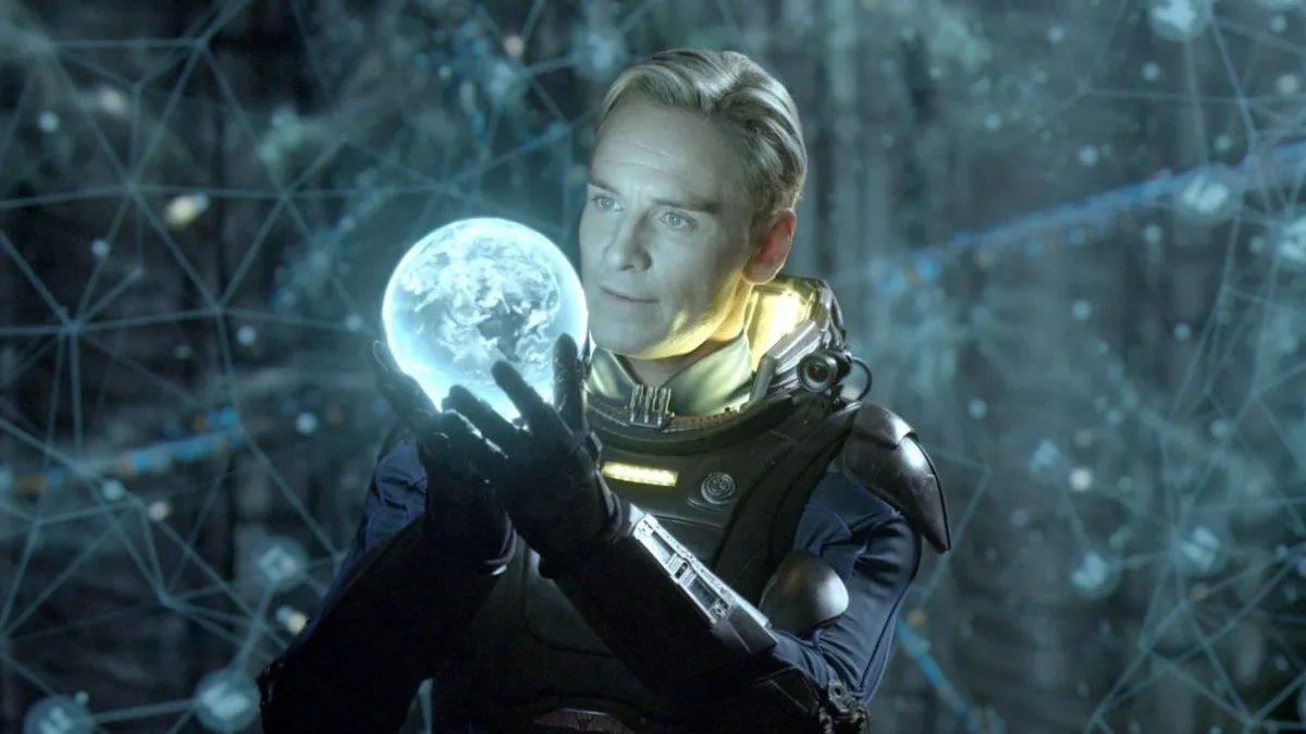 David hält einen Gegenstand in Prometheus 