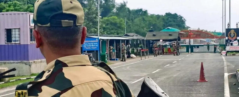 BSF stoppt Hunderte Bangladescher beim „Versuch sich auf indisches Territorium