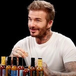 David Beckham macht Werbung fuer seine Netflix Doku auf Hot Ones