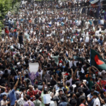 Demonstranten in Bangladesch stuermen den Palast der Premierministerin Sheikh Hasina