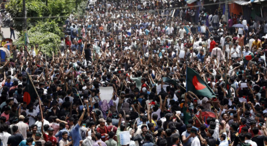 Demonstranten in Bangladesch stuermen den Palast der Premierministerin Sheikh Hasina