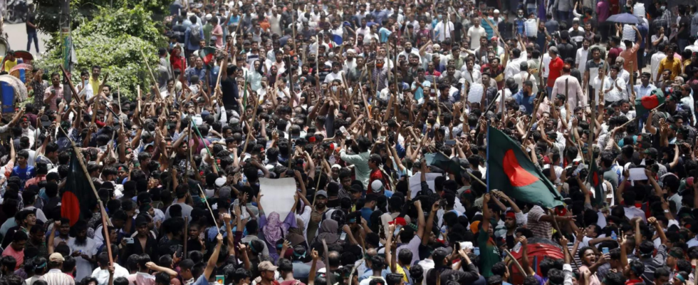 Demonstranten in Bangladesch stuermen den Palast der Premierministerin Sheikh Hasina
