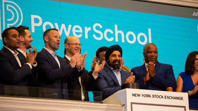 Hardeep Gulati, CEO von PowerSchool, Mitte rechts, läutet die Eröffnungsglocke auf dem Parkett der New York Stock Exchange (NYSE) während des Börsengangs (IPO) des Unternehmens in New York, USA, am Mittwoch, 28. Juli 2021 .