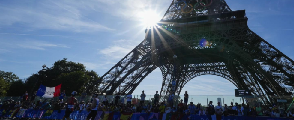 Eiffelturm evakuiert nachdem Mann vor Abschlusszeremonie der Olympischen Spiele in